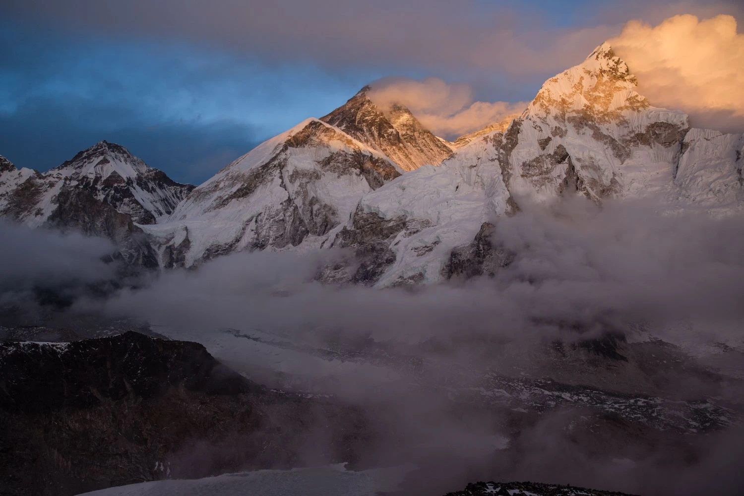 Sunrise over everest ranges seen from the Kalapatthar